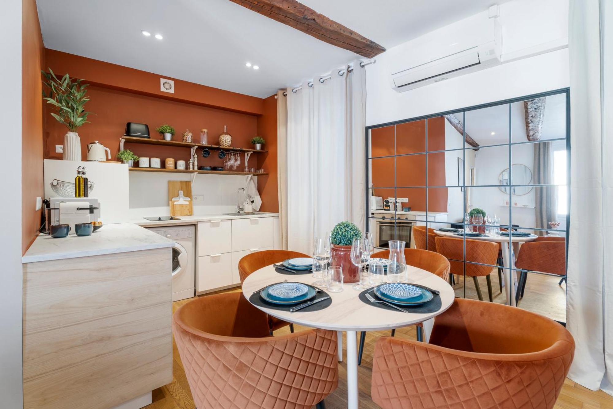 Apartment Renting - 9b Massena - Chic Escape In The Heart Of Comfort & Charm ! Nizza