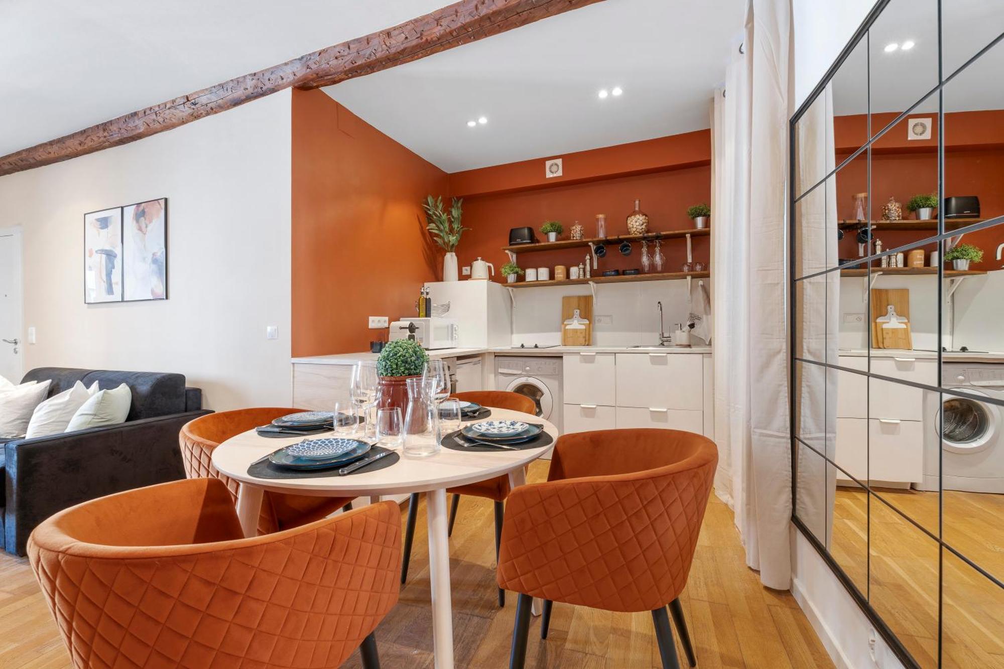 Apartment Renting - 9b Massena - Chic Escape In The Heart Of Comfort & Charm ! Nizza